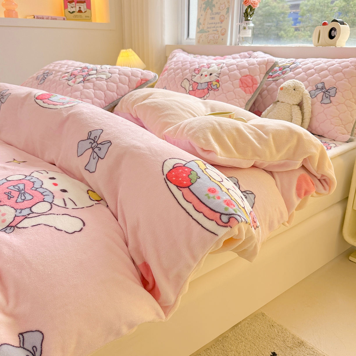 91家纺网 家纺一手货源 找家纺 康纳利 2024新款人气款A类牛奶绒印花夹棉床垫 甜心猫咪