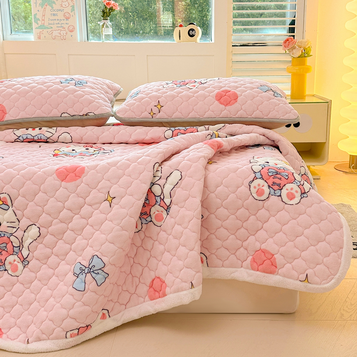 91家纺网 家纺一手货源 找家纺 康纳利 2024新款人气款A类牛奶绒印花夹棉床垫 甜心猫咪