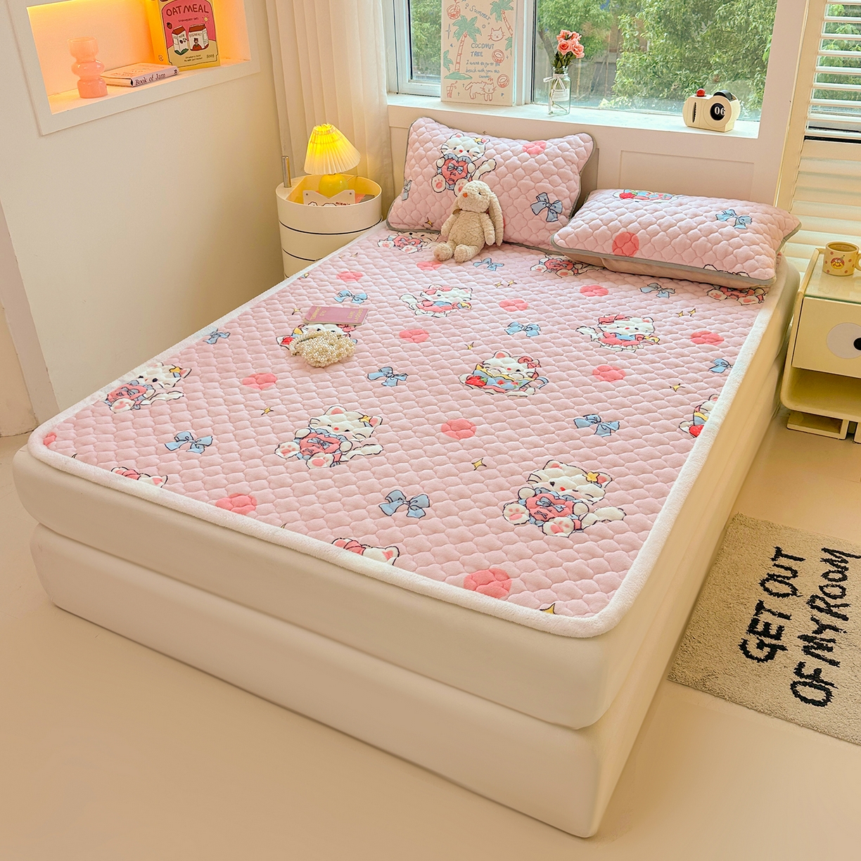 91家纺网 家纺一手货源 找家纺 康纳利 2024新款人气款A类牛奶绒印花夹棉床垫 甜心猫咪