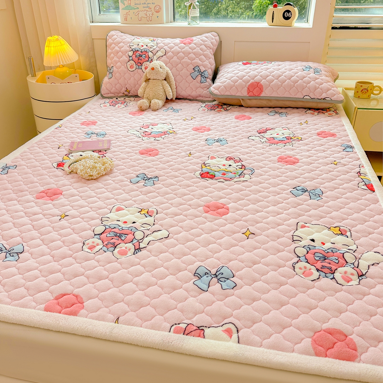 91家纺网 家纺一手货源 找家纺 康纳利 2024新款人气款A类牛奶绒印花夹棉床垫 甜心猫咪