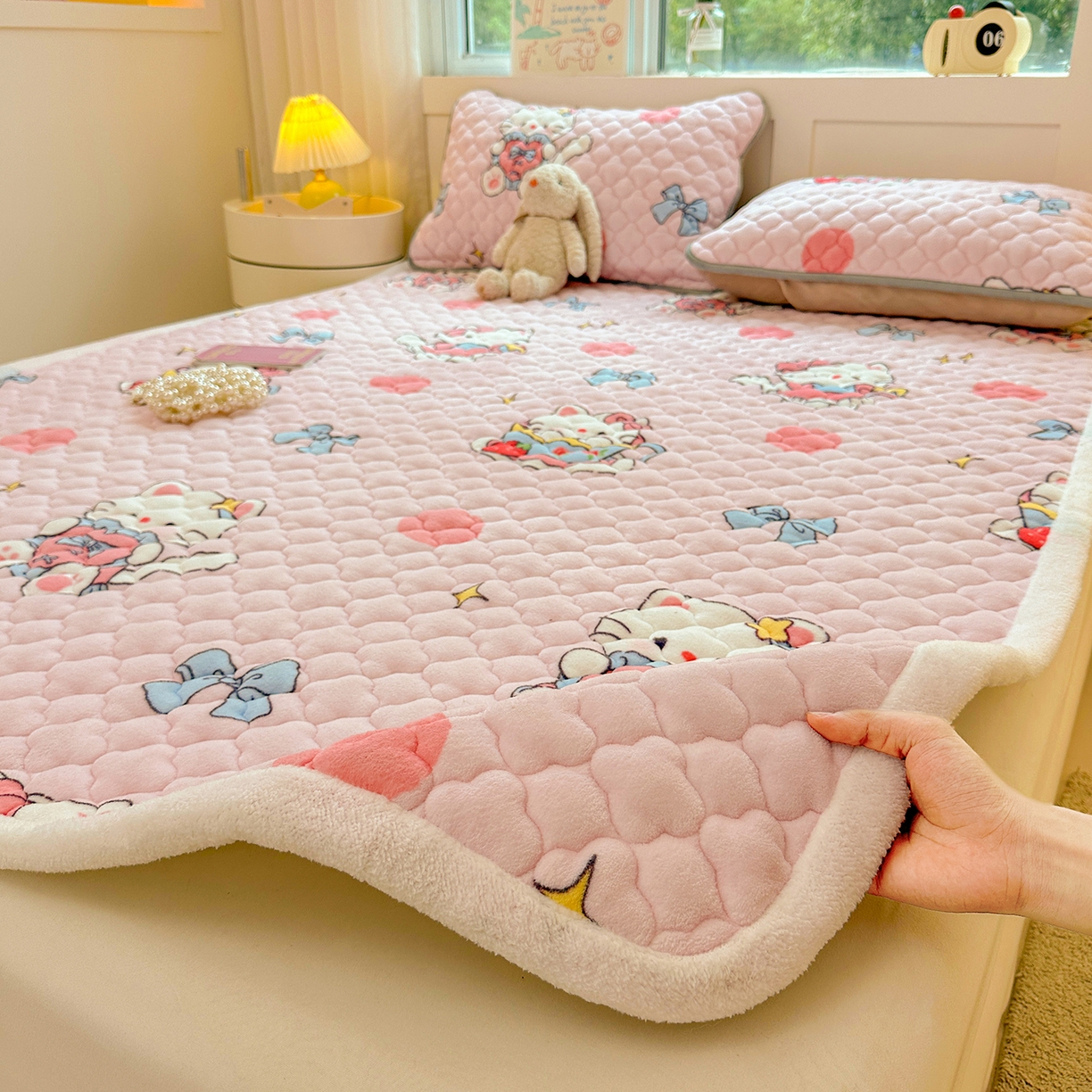 91家纺网 家纺一手货源 找家纺 康纳利 2024新款人气款A类牛奶绒印花夹棉床垫 甜心猫咪