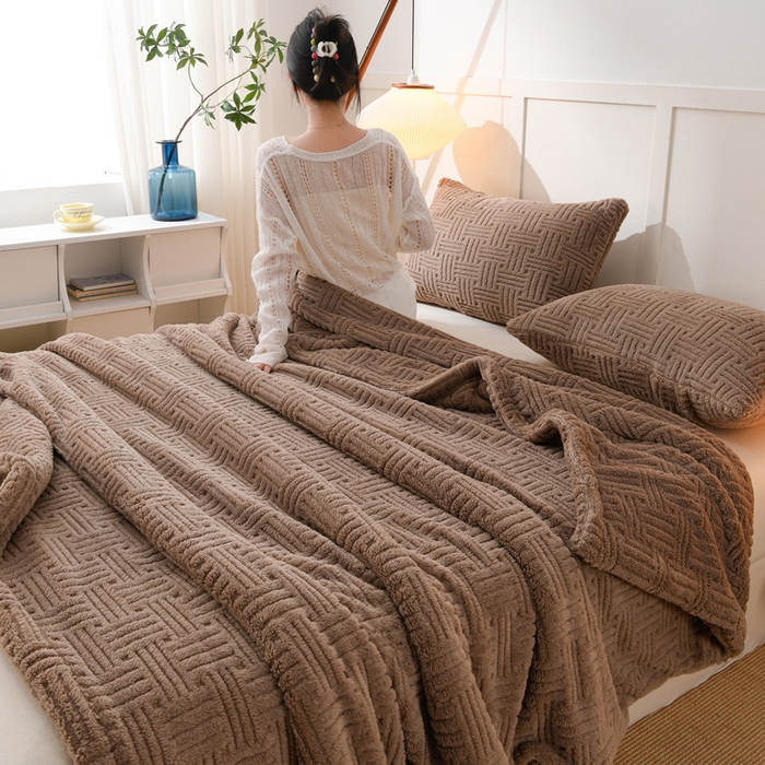 91家纺网 家纺一手货源 找家纺 圣靓 2025新款高克重塔芙绒毯子毛毯 恬梦深咖