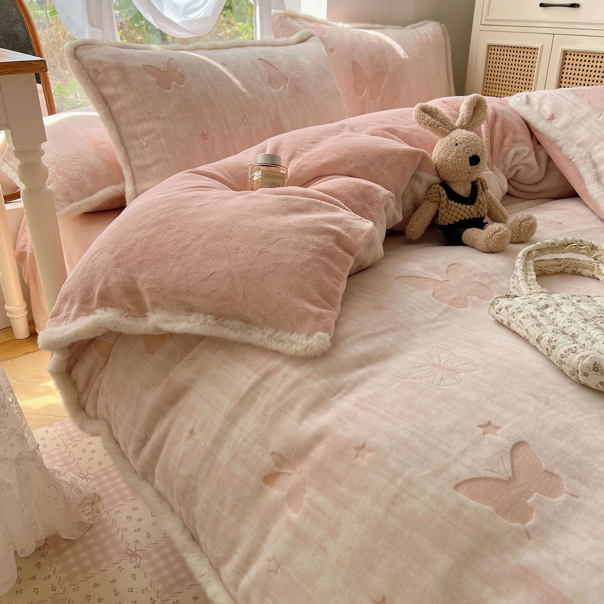 91家纺网 家纺一手货源 找家纺 （总）十里居 2025新款兔毛条花边款雕花牛奶绒四件套