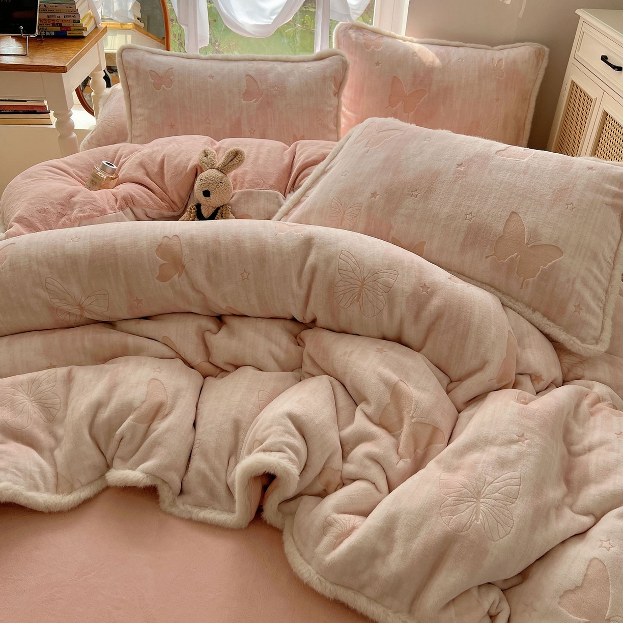 91家纺网 家纺一手货源 找家纺 （总）十里居 2025新款兔毛条花边款雕花牛奶绒四件套