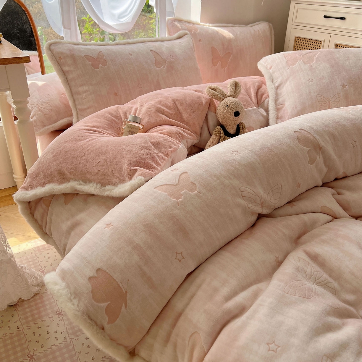 91家纺网 家纺一手货源 找家纺 （总）十里居 2025新款兔毛条花边款雕花牛奶绒四件套