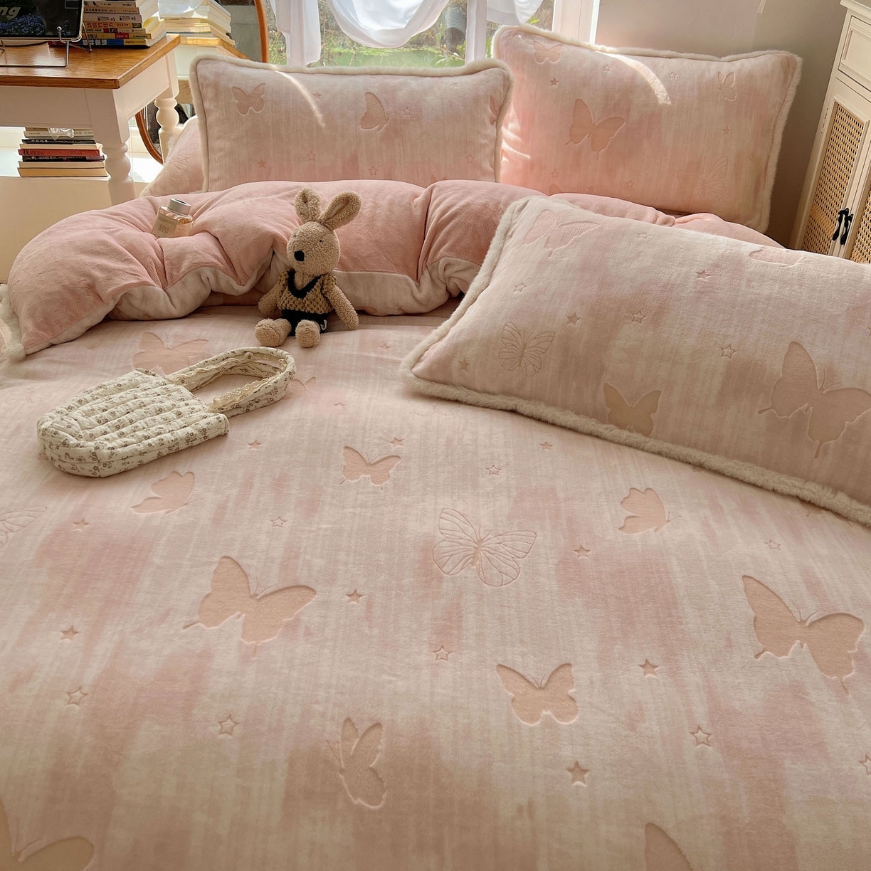 91家纺网 家纺一手货源 找家纺 （总）十里居 2025新款兔毛条花边款雕花牛奶绒四件套