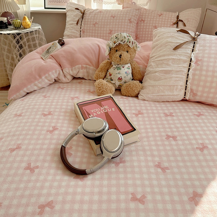 91家纺网 家纺一手货源 找家纺 瑞莱 2025冬季创意花边A类牛奶绒四件套套件 粉蝴蝶结