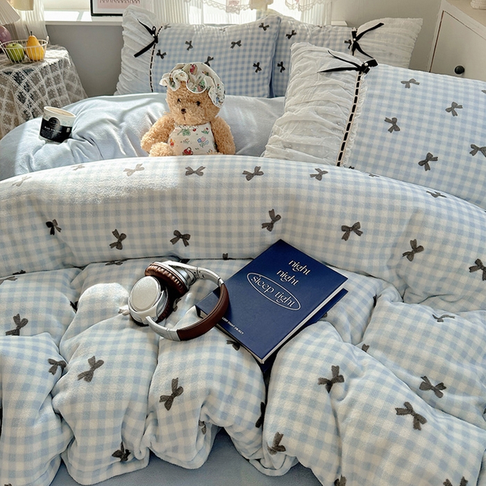 91家纺网 家纺一手货源 找家纺 瑞莱 2025冬季创意花边A类牛奶绒四件套套件 蓝黑蝴蝶结