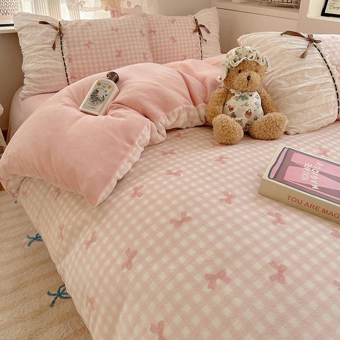 91家纺网 家纺一手货源 找家纺 瑞莱 2025冬季创意花边A类牛奶绒四件套套件 粉蝴蝶结