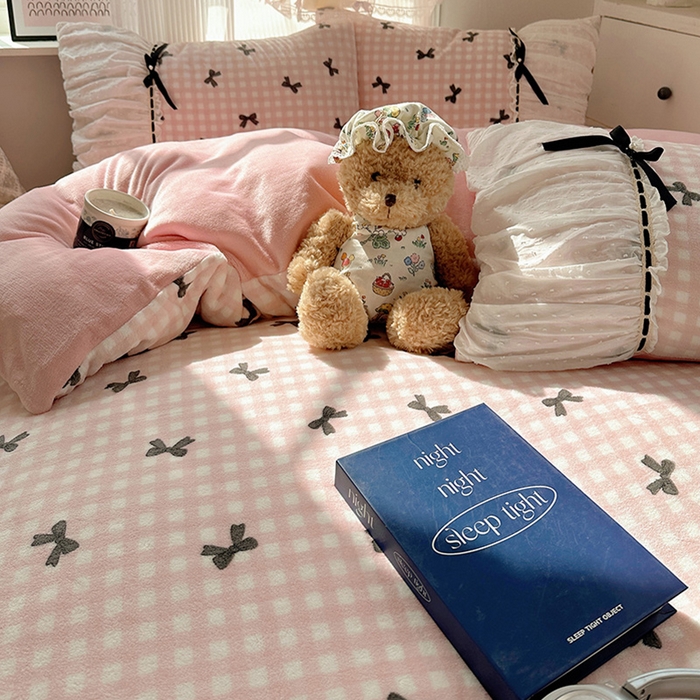 91家纺网 家纺一手货源 找家纺 瑞莱 2025冬季创意花边A类牛奶绒四件套套件 粉黑蝴蝶结