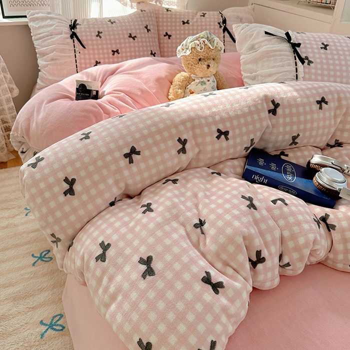 91家纺网 家纺一手货源 找家纺 瑞莱 2025冬季创意花边A类牛奶绒四件套套件 粉黑蝴蝶结