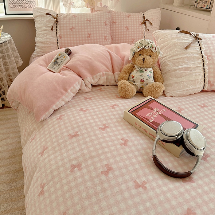 91家纺网 家纺一手货源 找家纺 瑞莱 2025冬季创意花边A类牛奶绒四件套套件 粉蝴蝶结