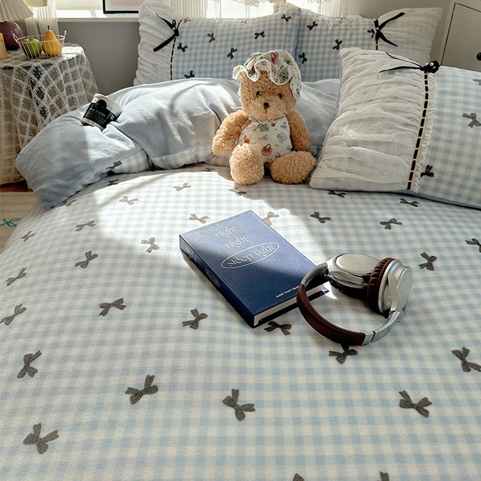 91家纺网 家纺一手货源 找家纺 瑞莱 2025冬季创意花边A类牛奶绒四件套套件 蓝黑蝴蝶结