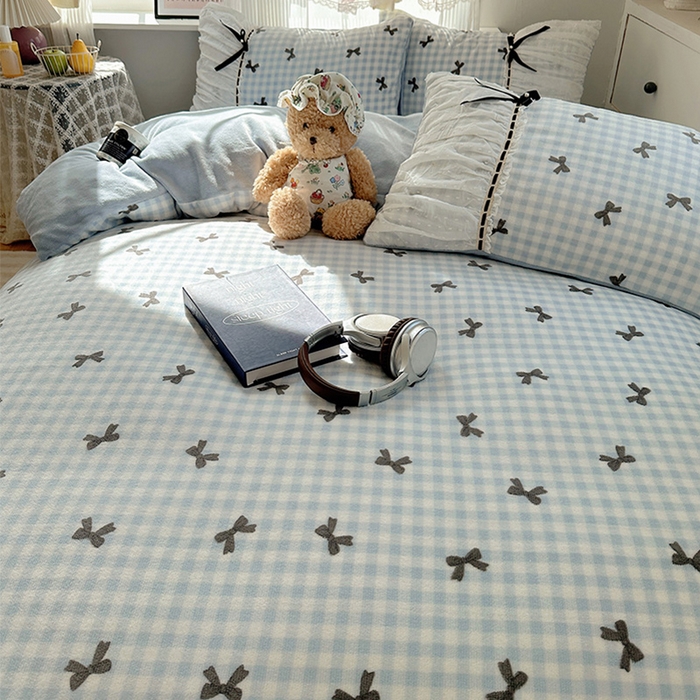 91家纺网 家纺一手货源 找家纺 瑞莱 2025冬季创意花边A类牛奶绒四件套套件 蓝黑蝴蝶结