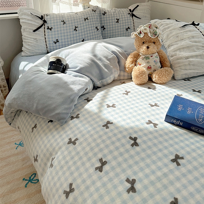 91家纺网 家纺一手货源 找家纺 瑞莱 2025冬季创意花边A类牛奶绒四件套套件 蓝黑蝴蝶结