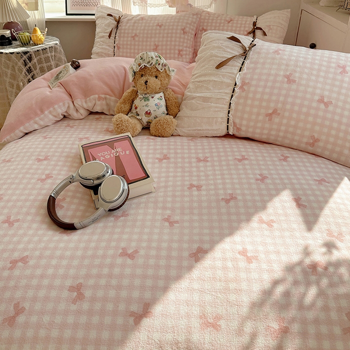 91家纺网 家纺一手货源 找家纺 瑞莱 2025冬季创意花边A类牛奶绒四件套套件 粉蝴蝶结