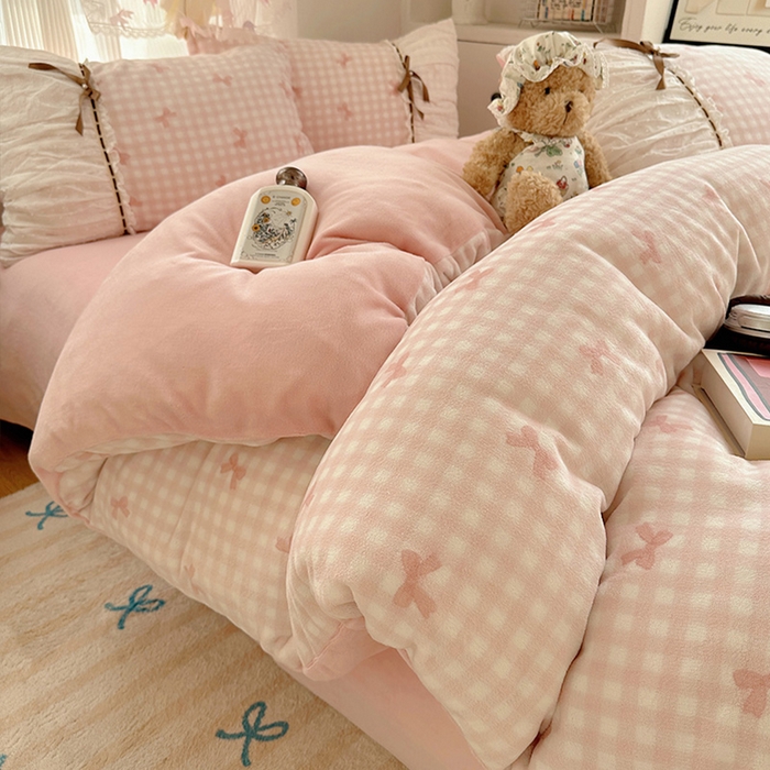 91家纺网 家纺一手货源 找家纺 瑞莱 2025冬季创意花边A类牛奶绒四件套套件 粉蝴蝶结