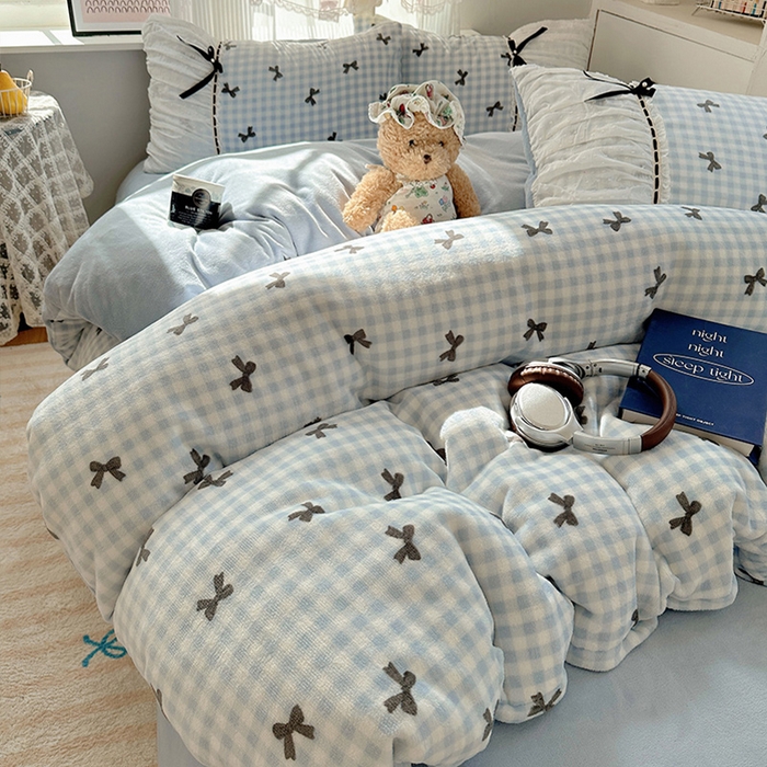 91家纺网 家纺一手货源 找家纺 瑞莱 2025冬季创意花边A类牛奶绒四件套套件 蓝黑蝴蝶结