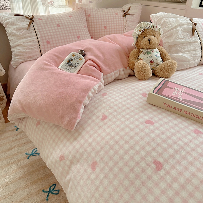 91家纺网 家纺一手货源 找家纺 瑞莱 2025冬季创意花边A类牛奶绒四件套套件 粉爱心