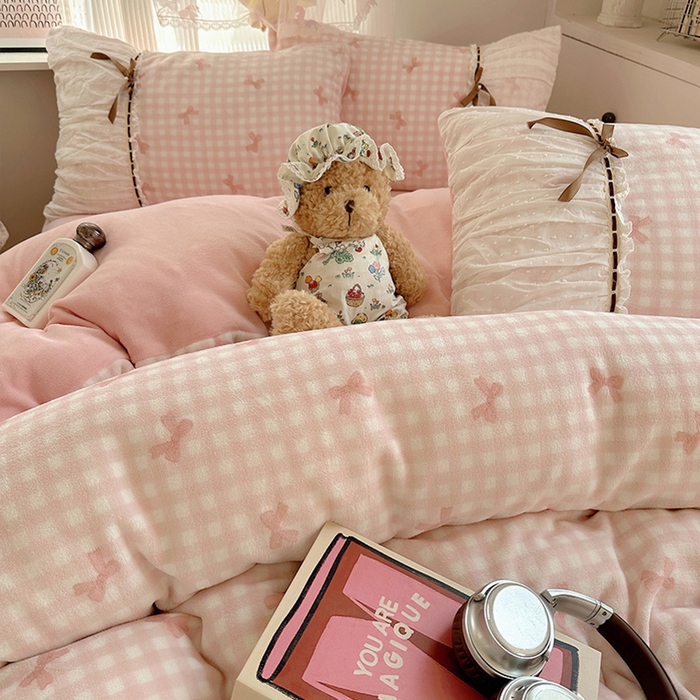 91家纺网 家纺一手货源 找家纺 瑞莱 2025冬季创意花边A类牛奶绒四件套套件 粉蝴蝶结