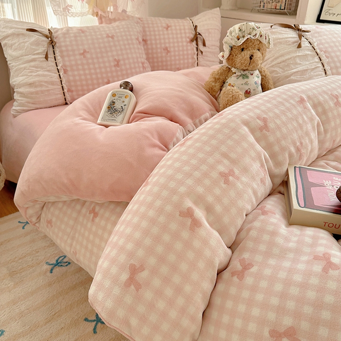 91家纺网 家纺一手货源 找家纺 瑞莱 2025冬季创意花边A类牛奶绒四件套套件 粉蝴蝶结