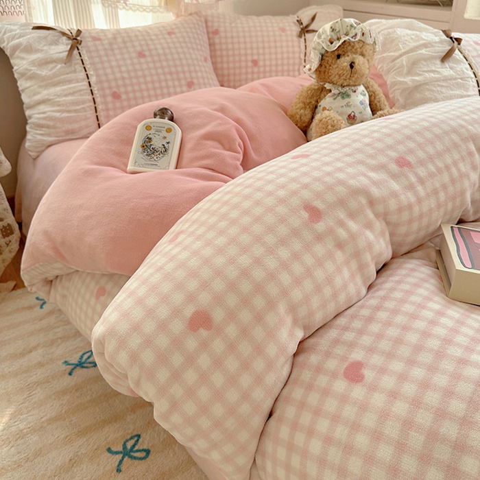 91家纺网 家纺一手货源 找家纺 瑞莱 2025冬季创意花边A类牛奶绒四件套套件 粉爱心