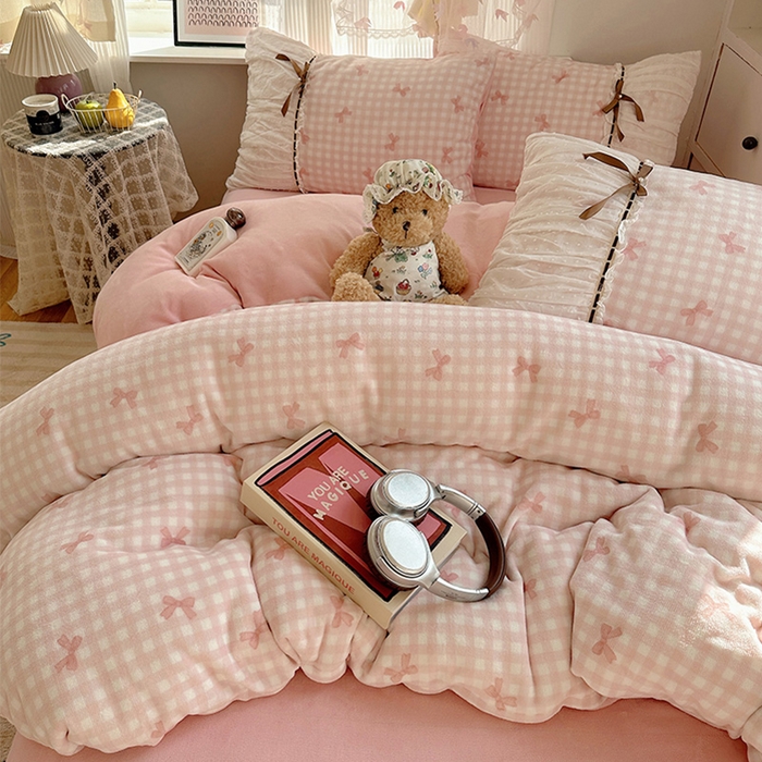 91家纺网 家纺一手货源 找家纺 瑞莱 2025冬季创意花边A类牛奶绒四件套套件 粉蝴蝶结