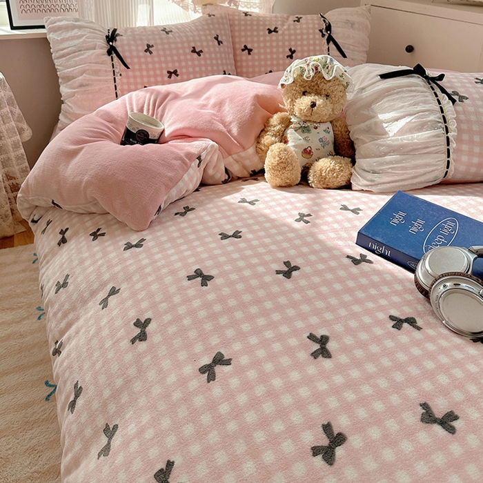 91家纺网 家纺一手货源 找家纺 瑞莱 2025冬季创意花边A类牛奶绒四件套套件 粉黑蝴蝶结