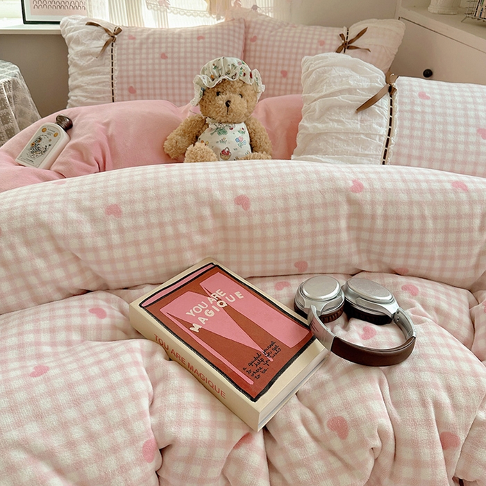 91家纺网 家纺一手货源 找家纺 瑞莱 2025冬季创意花边A类牛奶绒四件套套件 粉爱心