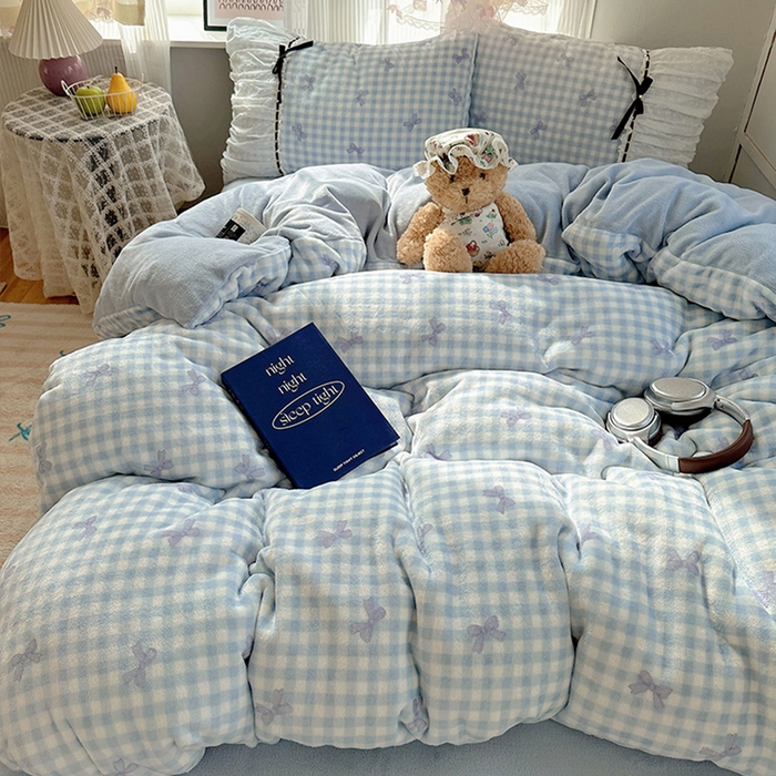 91家纺网 家纺一手货源 找家纺 瑞莱 2025冬季创意花边A类牛奶绒四件套套件 蓝蝴蝶结