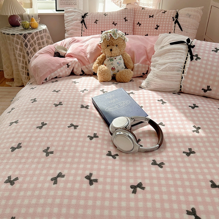 91家纺网 家纺一手货源 找家纺 瑞莱 2025冬季创意花边A类牛奶绒四件套套件 粉黑蝴蝶结