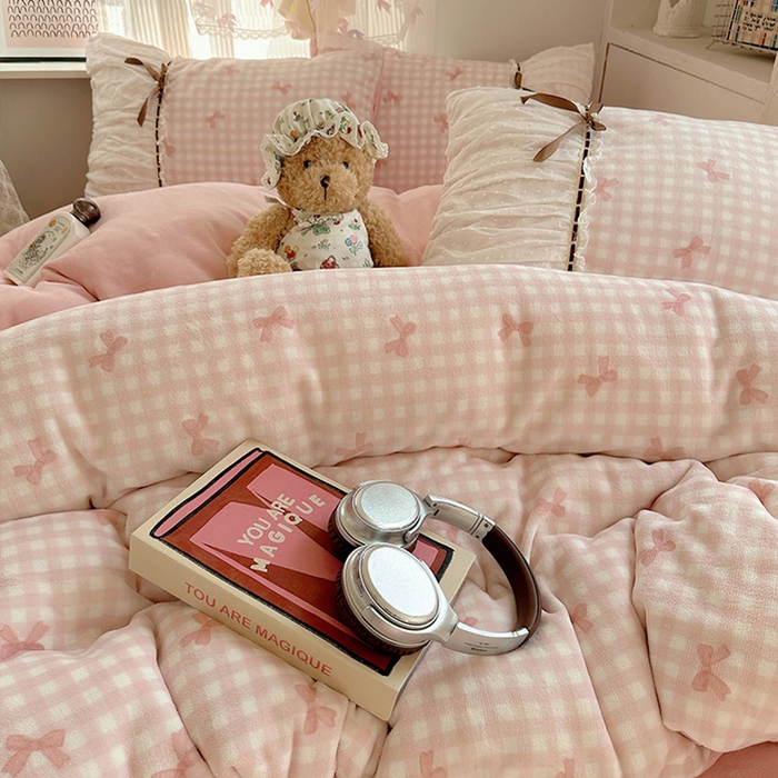 91家纺网 家纺一手货源 找家纺 瑞莱 2025冬季创意花边A类牛奶绒四件套套件 粉蝴蝶结