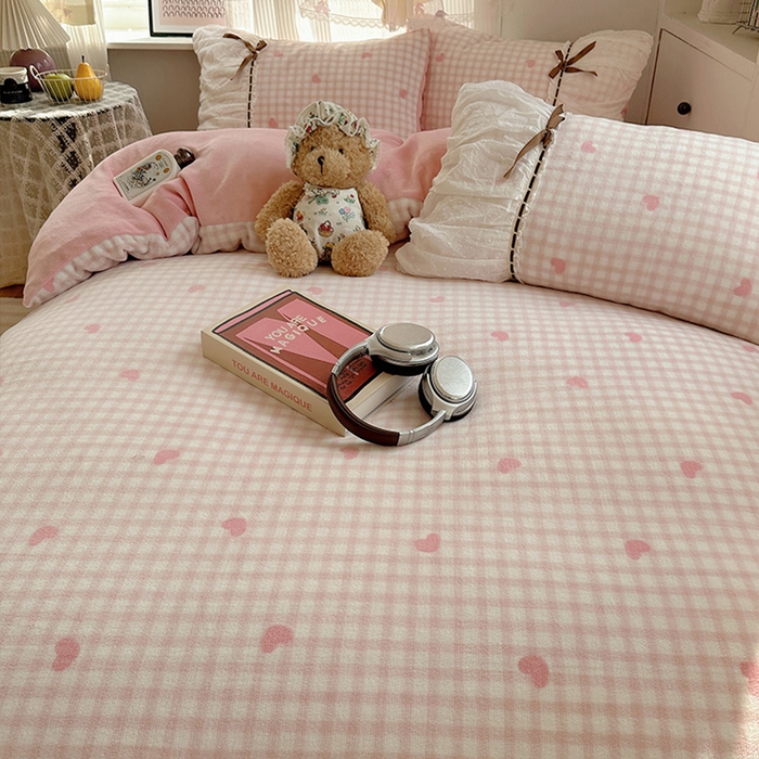 91家纺网 家纺一手货源 找家纺 瑞莱 2025冬季创意花边A类牛奶绒四件套套件 粉爱心