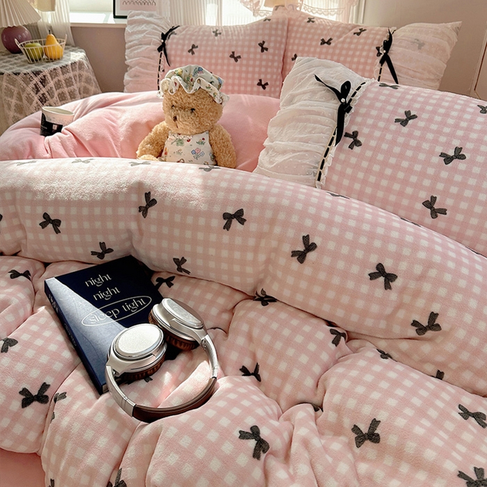 91家纺网 家纺一手货源 找家纺 瑞莱 2025冬季创意花边A类牛奶绒四件套套件 粉黑蝴蝶结