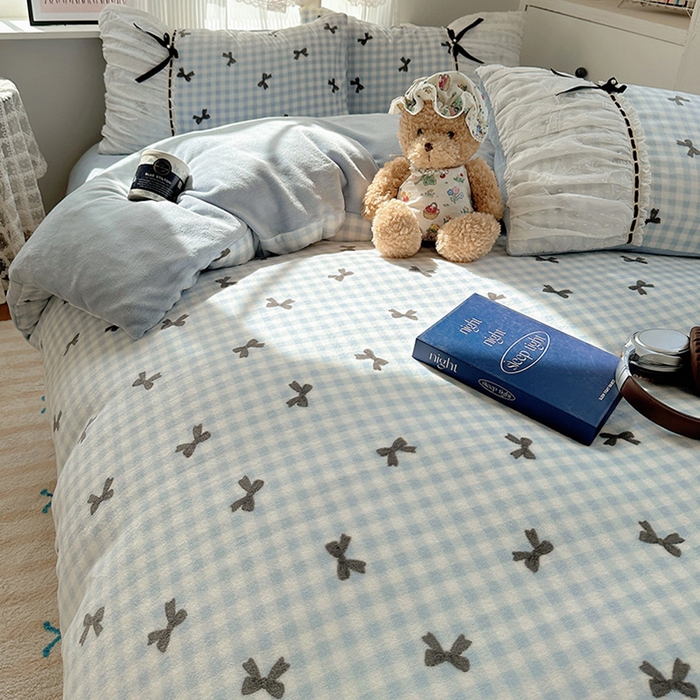 91家纺网 家纺一手货源 找家纺 瑞莱 2025冬季创意花边A类牛奶绒四件套套件 蓝黑蝴蝶结