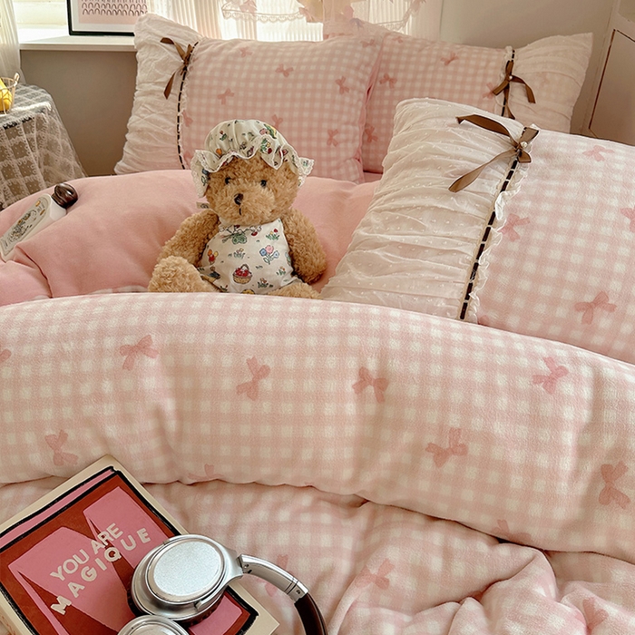 91家纺网 家纺一手货源 找家纺 瑞莱 2025冬季创意花边A类牛奶绒四件套套件 粉蝴蝶结