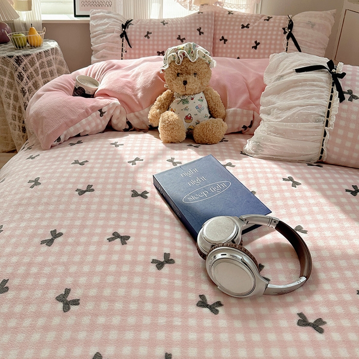 91家纺网 家纺一手货源 找家纺 瑞莱 2025冬季创意花边A类牛奶绒四件套套件 粉黑蝴蝶结