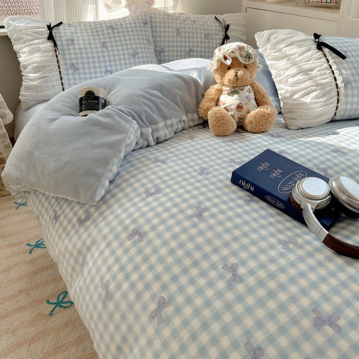 91家纺网 家纺一手货源 找家纺 瑞莱 2025冬季创意花边A类牛奶绒四件套套件 蓝蝴蝶结