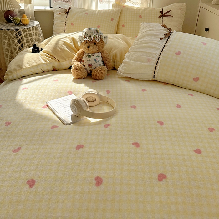 91家纺网 家纺一手货源 找家纺 瑞莱 2025冬季创意花边A类牛奶绒四件套套件 黄粉爱心