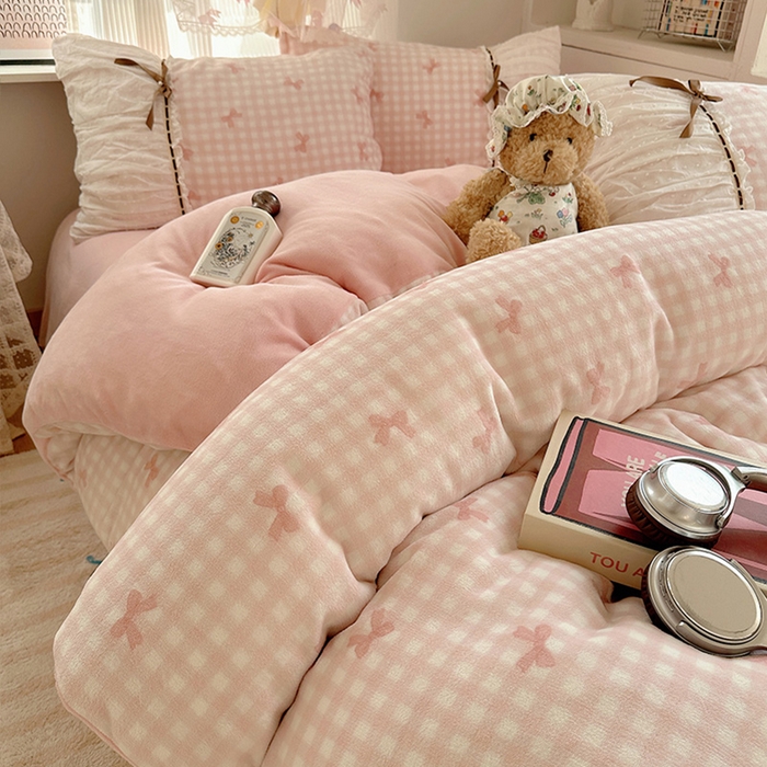 91家纺网 家纺一手货源 找家纺 瑞莱 2025冬季创意花边A类牛奶绒四件套套件 粉蝴蝶结