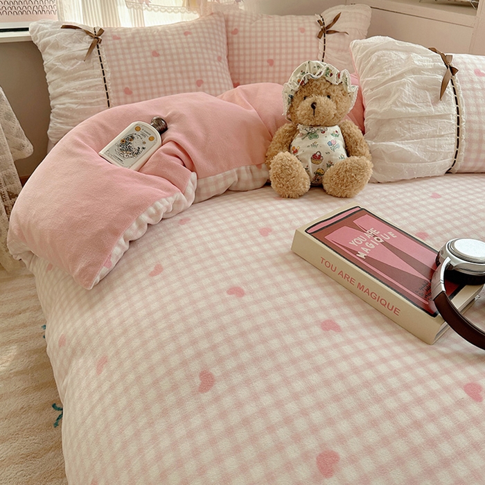 91家纺网 家纺一手货源 找家纺 瑞莱 2025冬季创意花边A类牛奶绒四件套套件 粉爱心