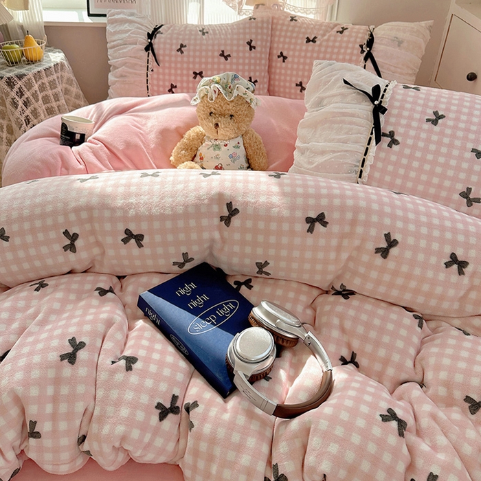 91家纺网 家纺一手货源 找家纺 瑞莱 2025冬季创意花边A类牛奶绒四件套套件 粉黑蝴蝶结