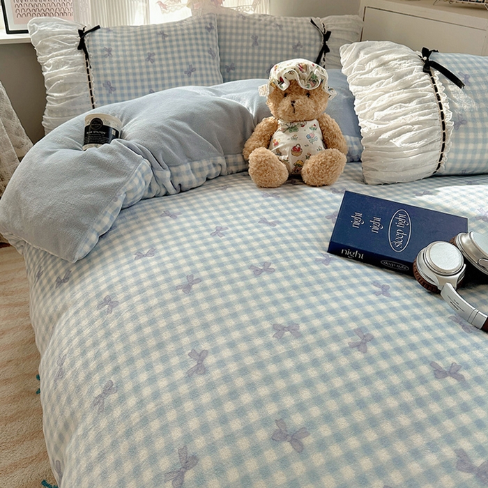 91家纺网 家纺一手货源 找家纺 瑞莱 2025冬季创意花边A类牛奶绒四件套套件 蓝蝴蝶结