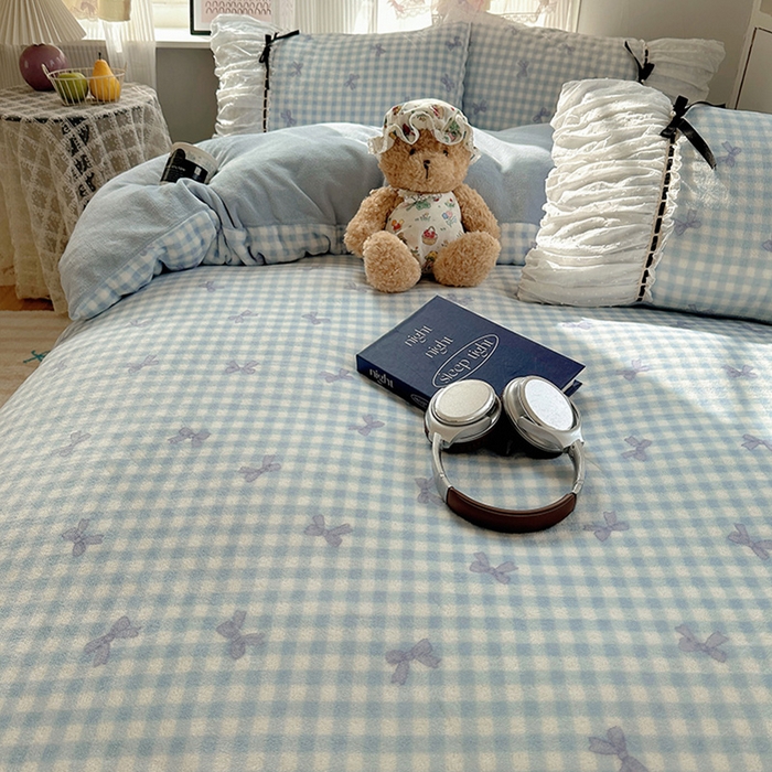 91家纺网 家纺一手货源 找家纺 瑞莱 2025冬季创意花边A类牛奶绒四件套套件 蓝蝴蝶结