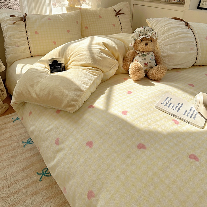 91家纺网 家纺一手货源 找家纺 瑞莱 2025冬季创意花边A类牛奶绒四件套套件 黄粉爱心