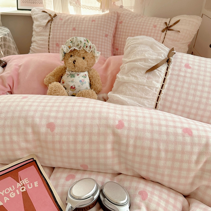 91家纺网 家纺一手货源 找家纺 瑞莱 2025冬季创意花边A类牛奶绒四件套套件 粉爱心