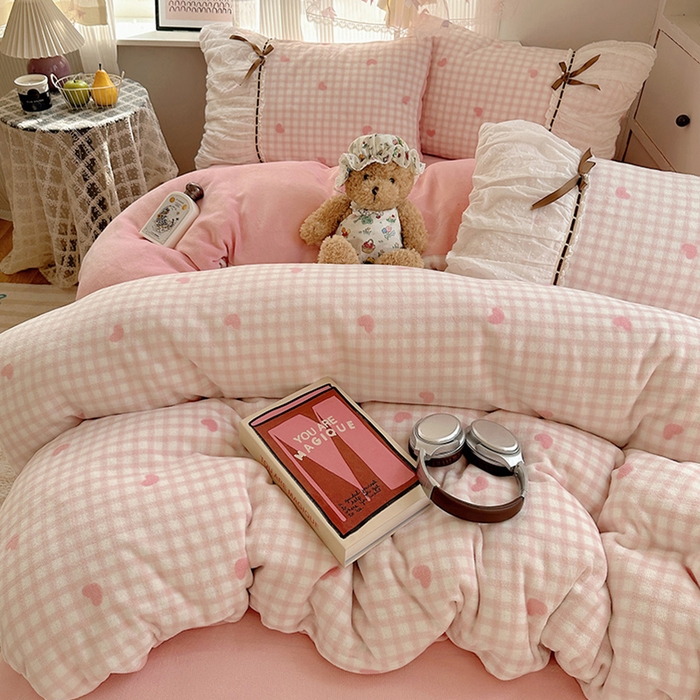 91家纺网 家纺一手货源 找家纺 瑞莱 2025冬季创意花边A类牛奶绒四件套套件 粉爱心