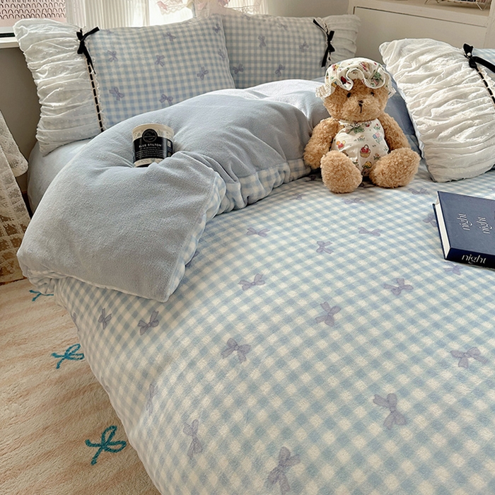 91家纺网 家纺一手货源 找家纺 瑞莱 2025冬季创意花边A类牛奶绒四件套套件 蓝蝴蝶结