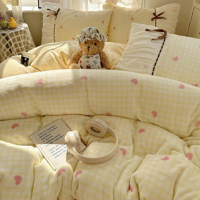 91家纺网 家纺一手货源 找家纺 瑞莱 2025冬季创意花边A类牛奶绒四件套套件 黄粉爱心