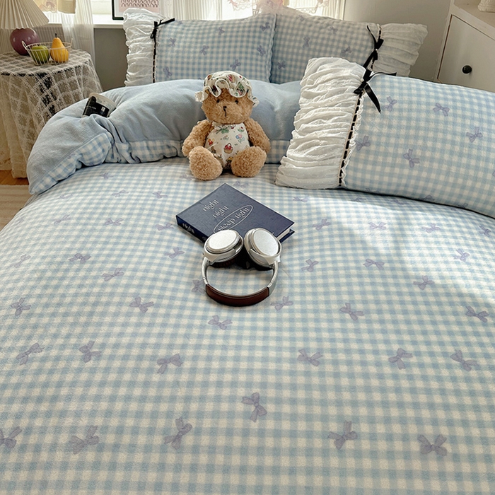 91家纺网 家纺一手货源 找家纺 瑞莱 2025冬季创意花边A类牛奶绒四件套套件 蓝蝴蝶结